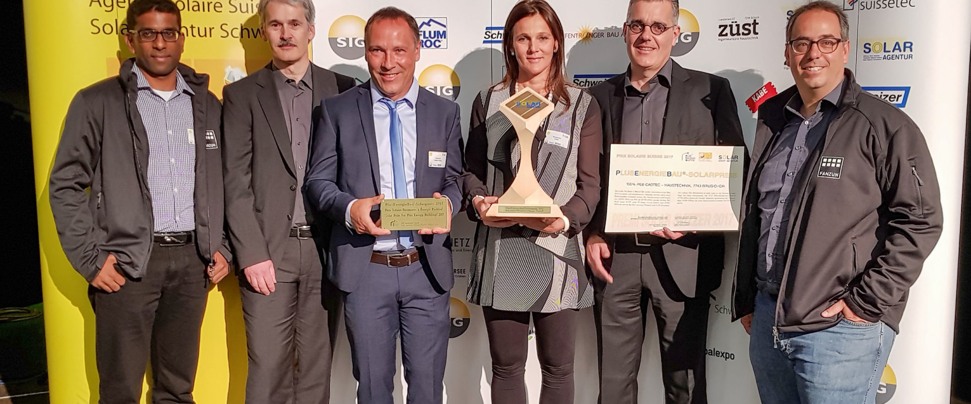 spieltes Team freut sich über den dritten Schweizer Solarpreis: Die Fanzun AG und Caotec Haustechnik.